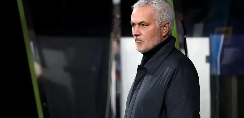 Entrenador observando el partido desde la línea