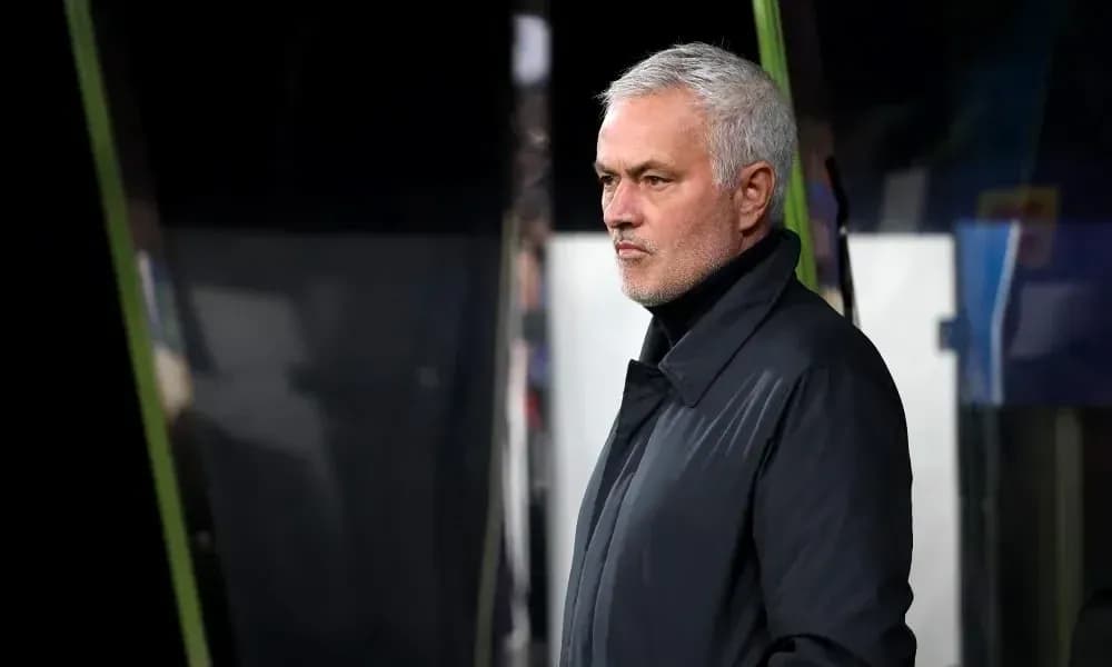 Entrenador observando el partido desde la línea