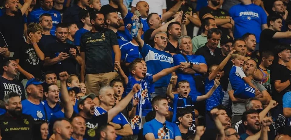 Aficionados de Dinamo Zagreb animando en el estadio