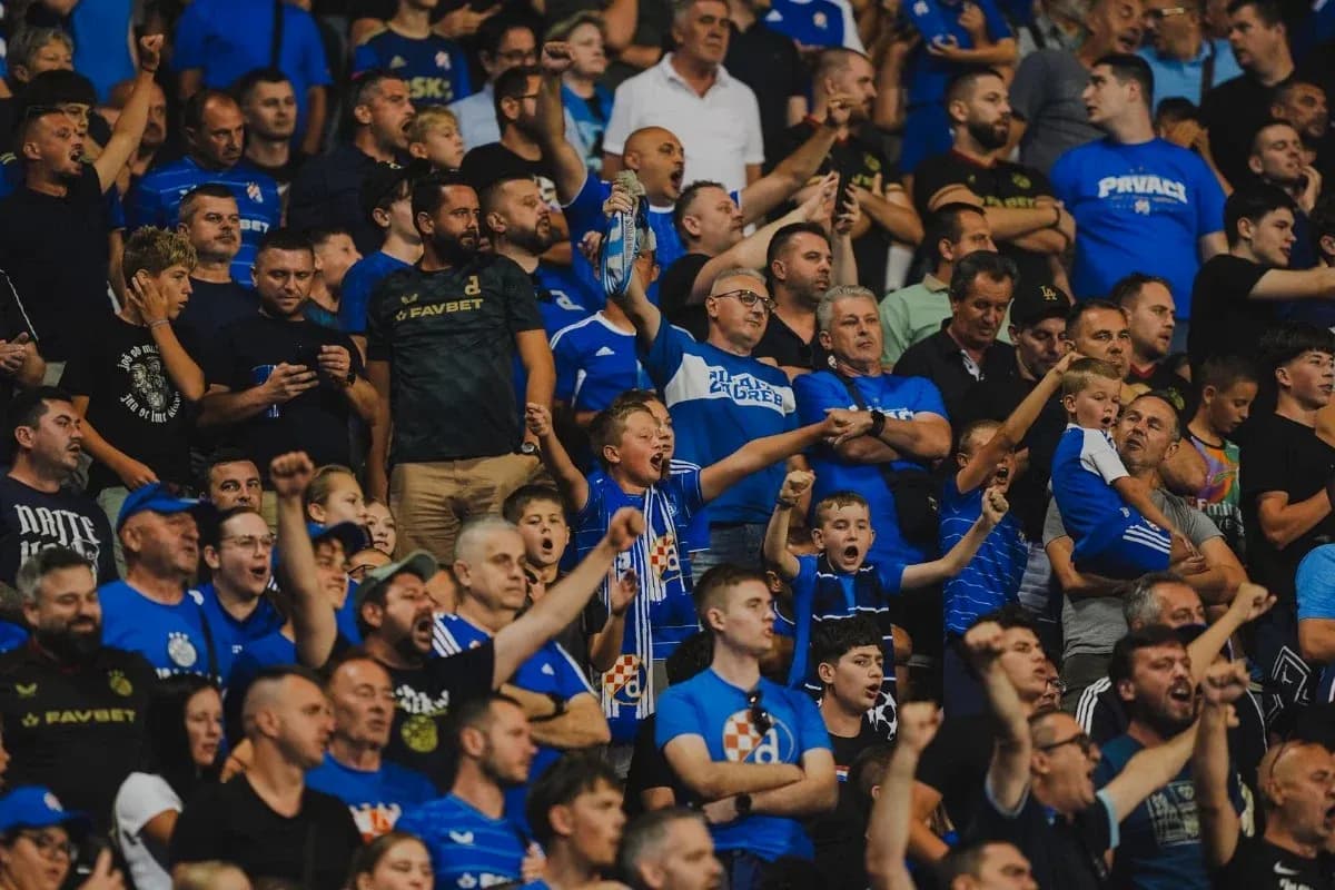Aficionados de Dinamo Zagreb animando en el estadio