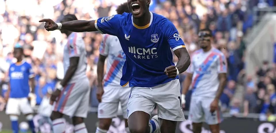 Jugador de Everton celebrando un gol durante el partido