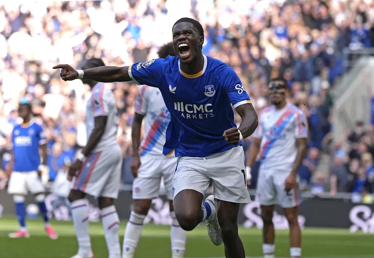 Jugador de Everton celebrando un gol durante el partido