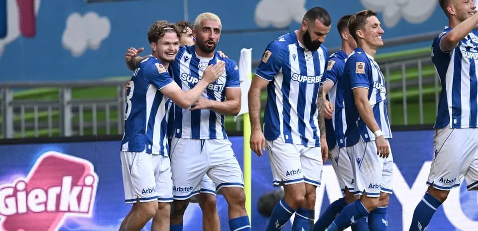 Jugadores de Lech Poznan celebrando un gol