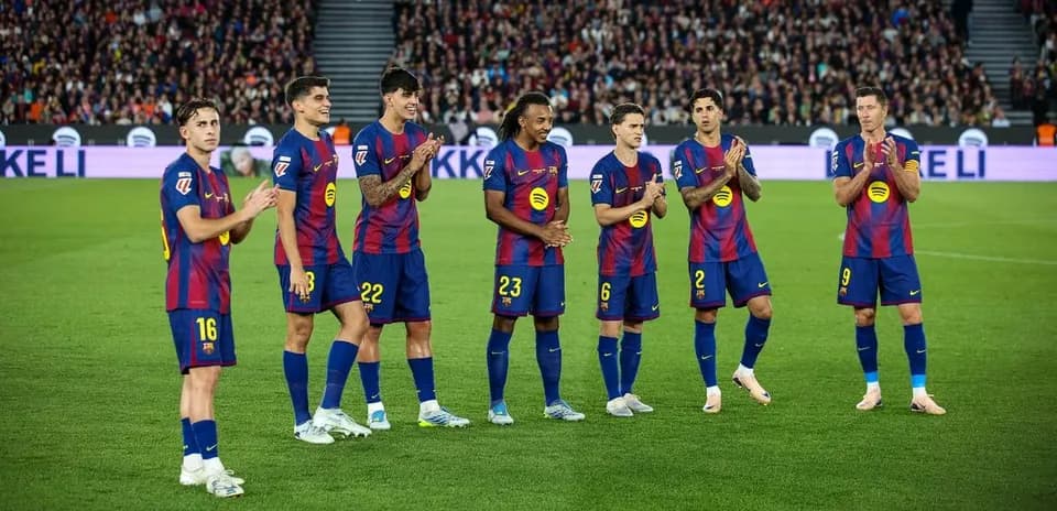 Jugadores de Barcelona aplaudiendo en el campo