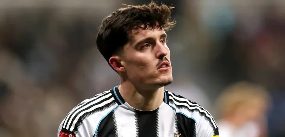 Jugador de Newcastle con camiseta a rayas en el campo