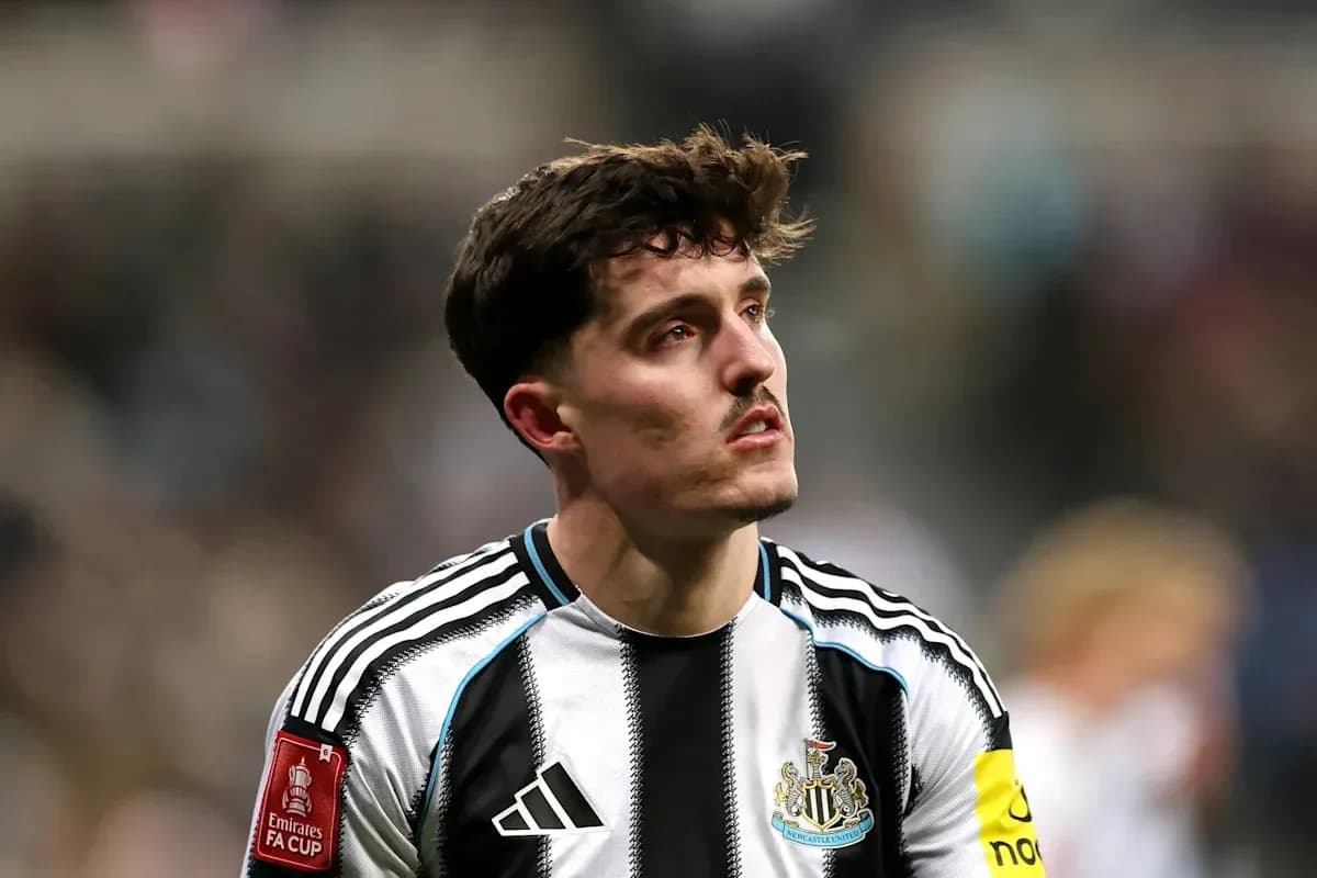 Jugador de Newcastle con camiseta a rayas en el campo