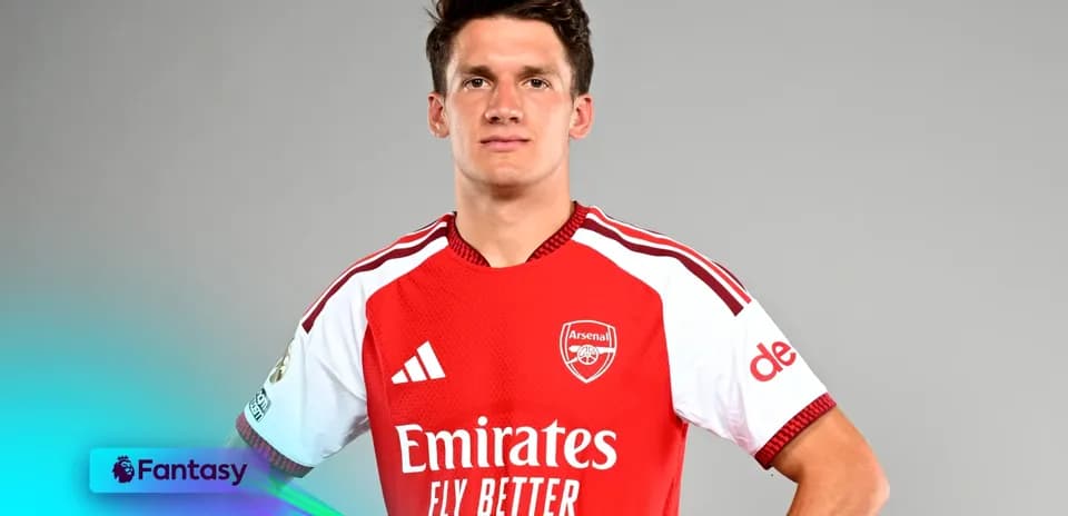 Jugador de Arsenal posando con camiseta del equipo