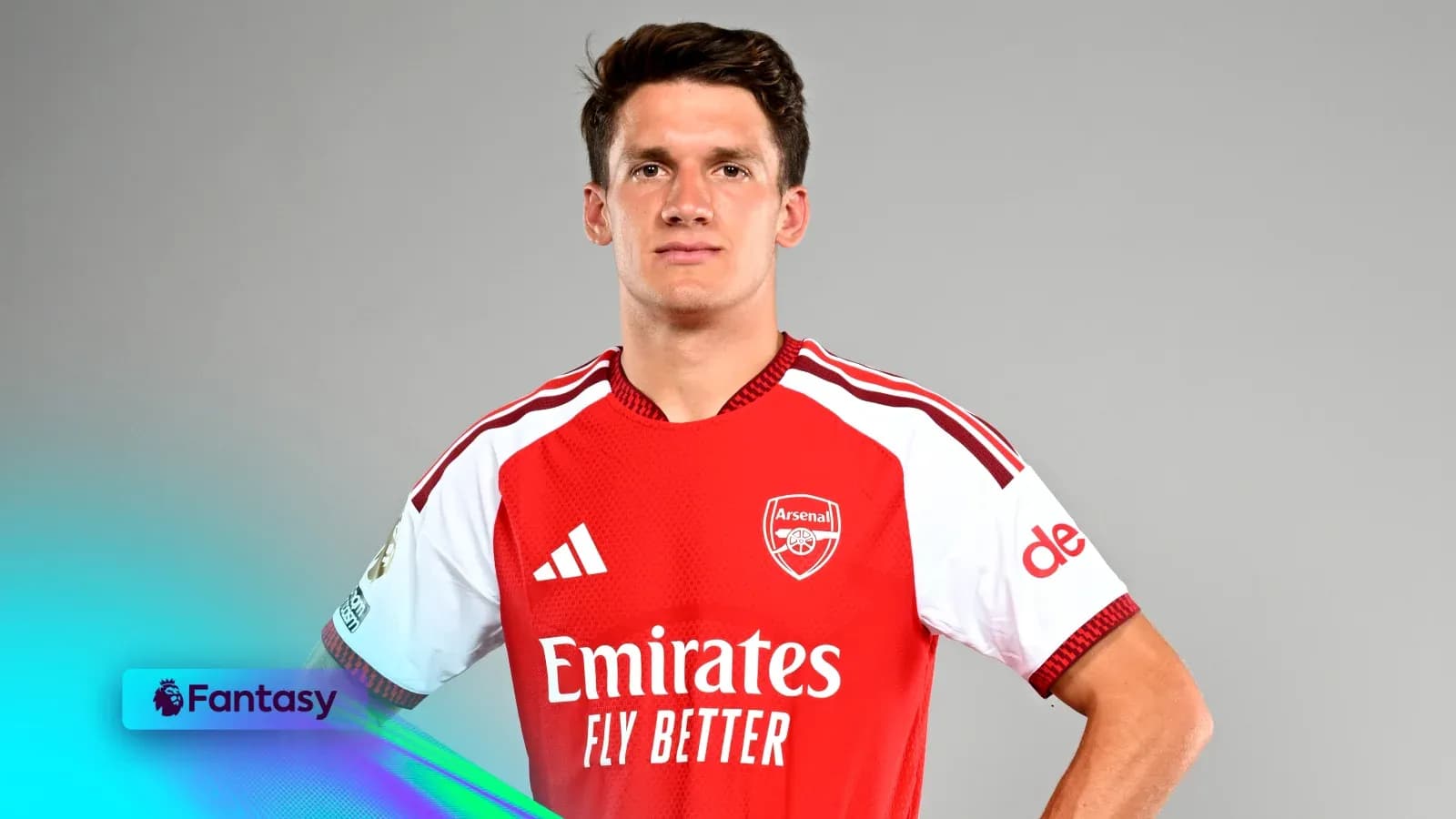 Jugador de Arsenal posando con camiseta del equipo