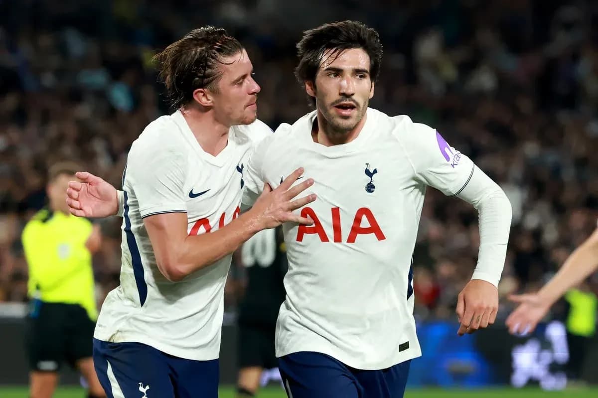 Jugadores de Tottenham celebrando un gol en el partido