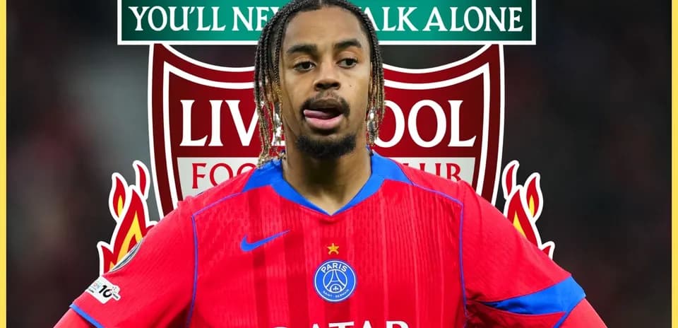 Jugador con camiseta del PSG frente a logos de Liverpool