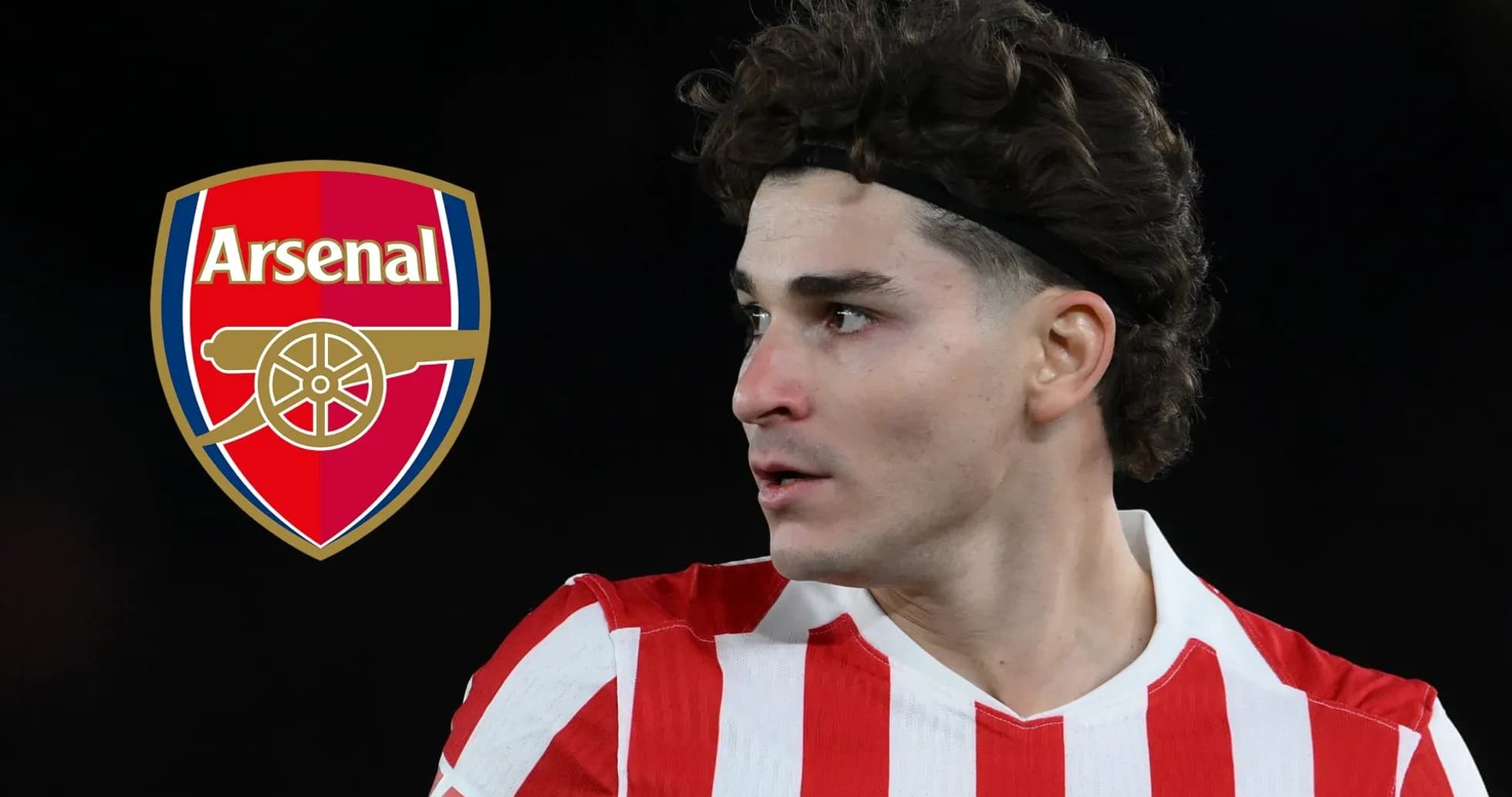 Jugador de Arsenal con camiseta de rayas rojas y blancas