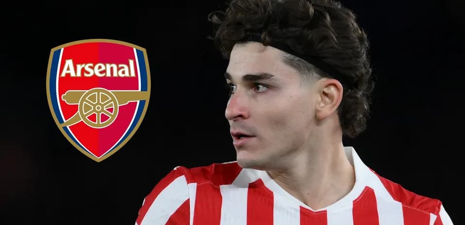 Jugador de Arsenal con camiseta de rayas rojas y blancas