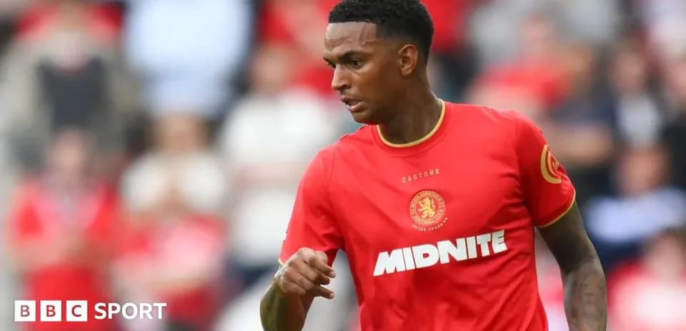 Jugador de fútbol con camiseta roja en acción