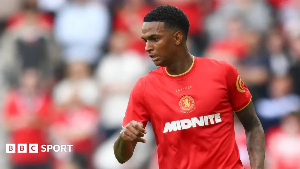 Jugador de fútbol con camiseta roja en acción