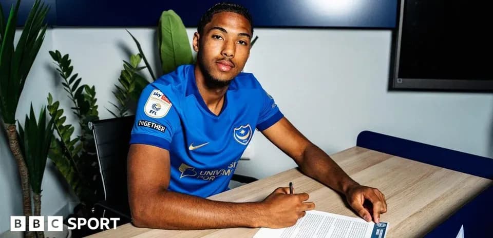 Jugador firmando contrato en la oficina del club