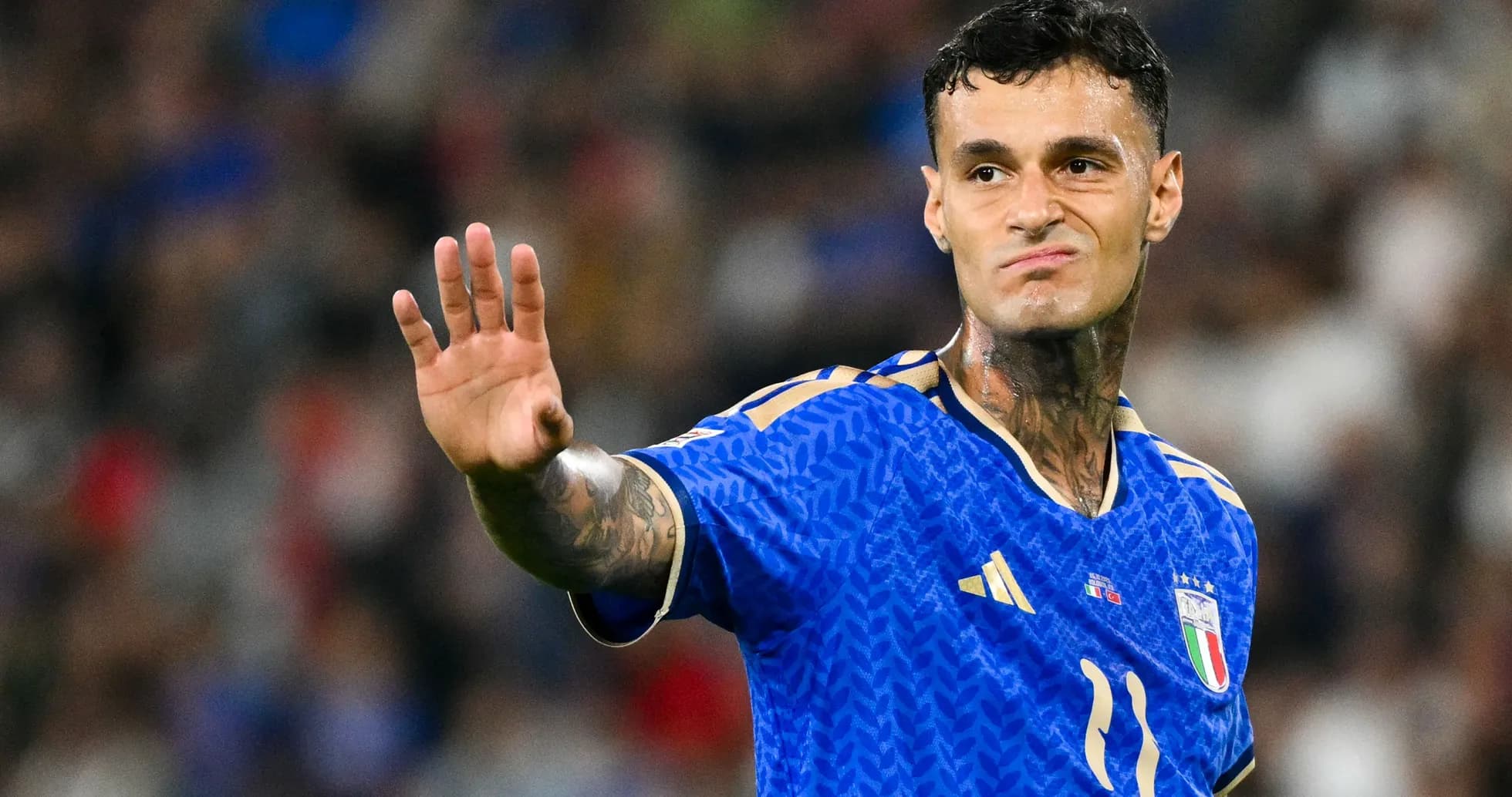 Jugador italiano saludando durante un partido