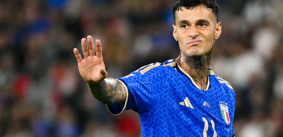 Jugador italiano saludando durante un partido