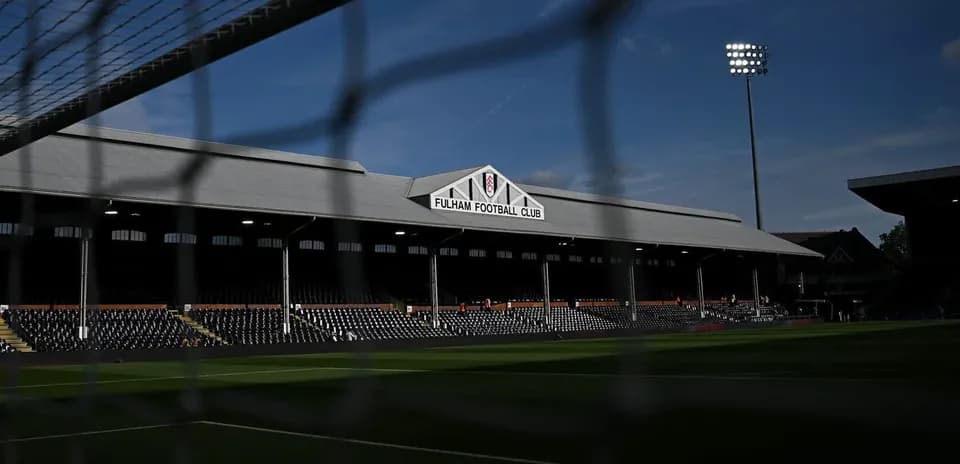 Estadio de Fulham con gradas vacías y luz natural
