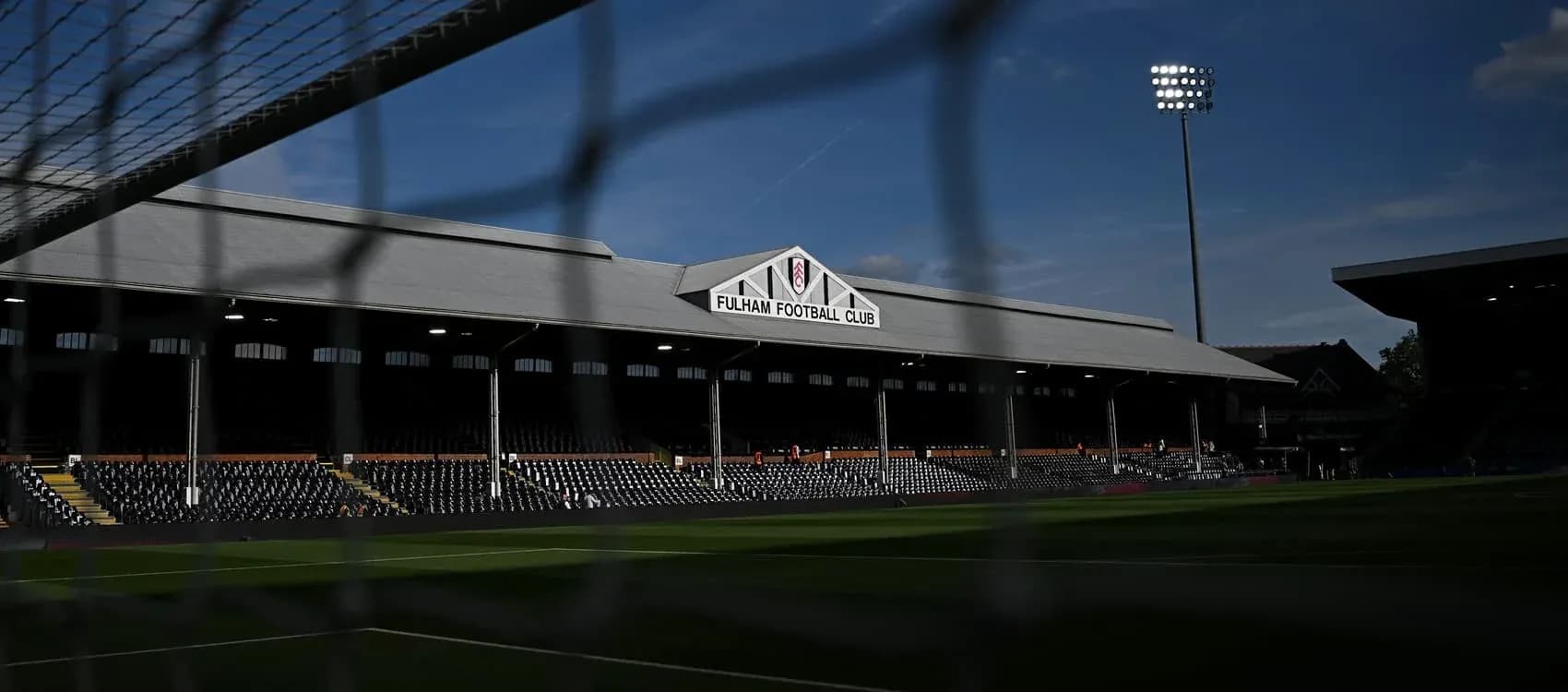 Estadio de Fulham con gradas vacías y luz natural