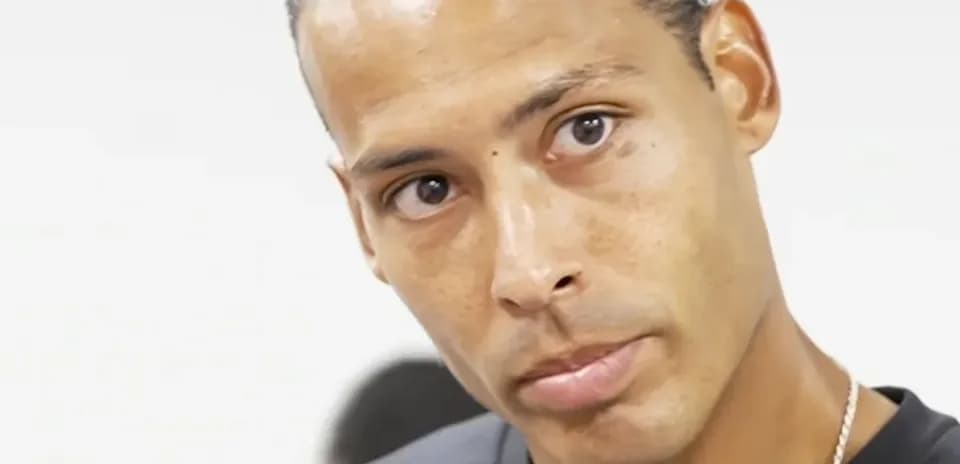 Jugador mirando a la cámara en una sala