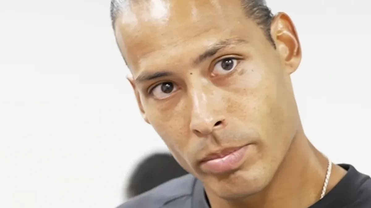 Jugador mirando a la cámara en una sala