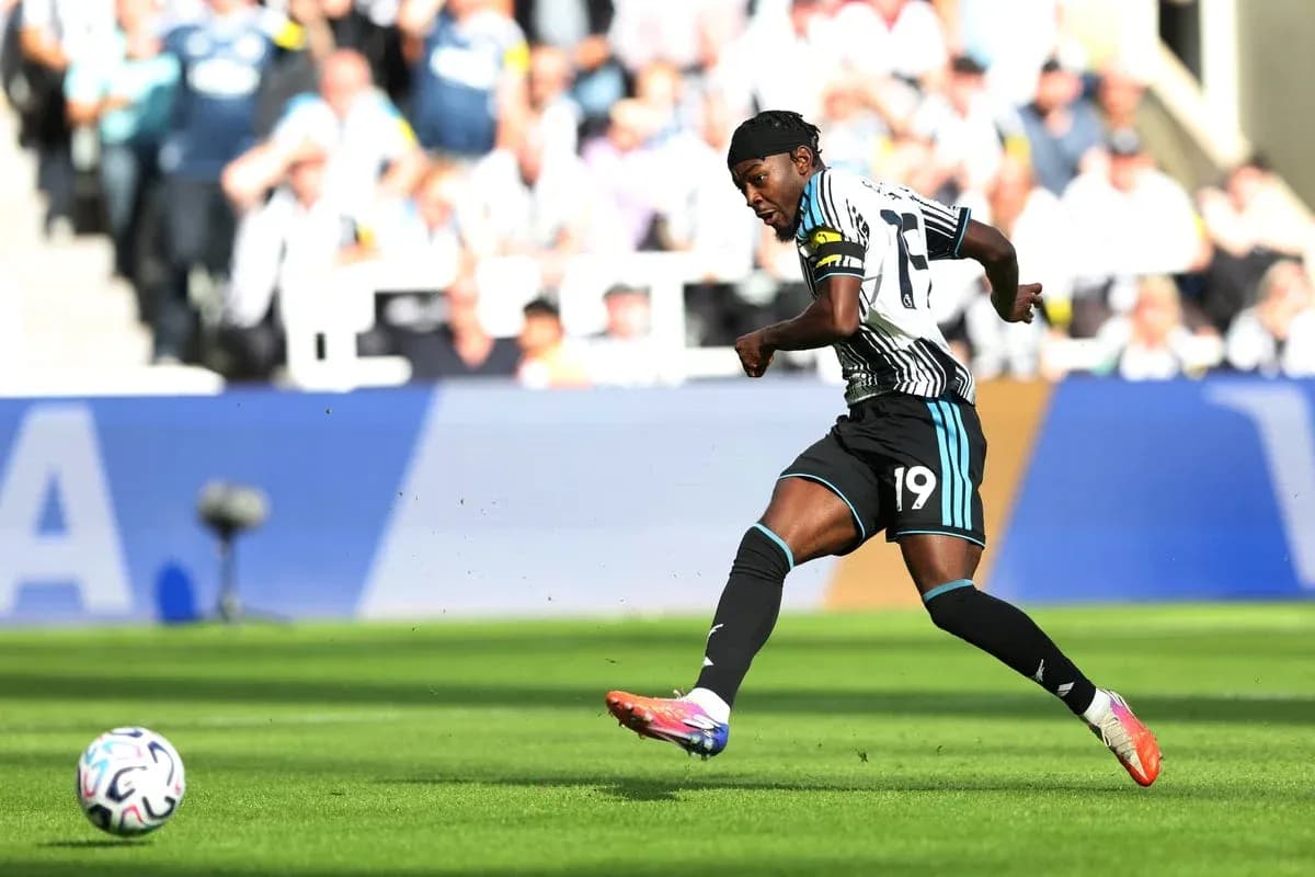 Jugador de Newcastle United disparando hacia la portería