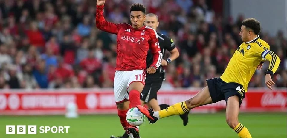 Jugador de Nottingham Forest desafiando a oponente