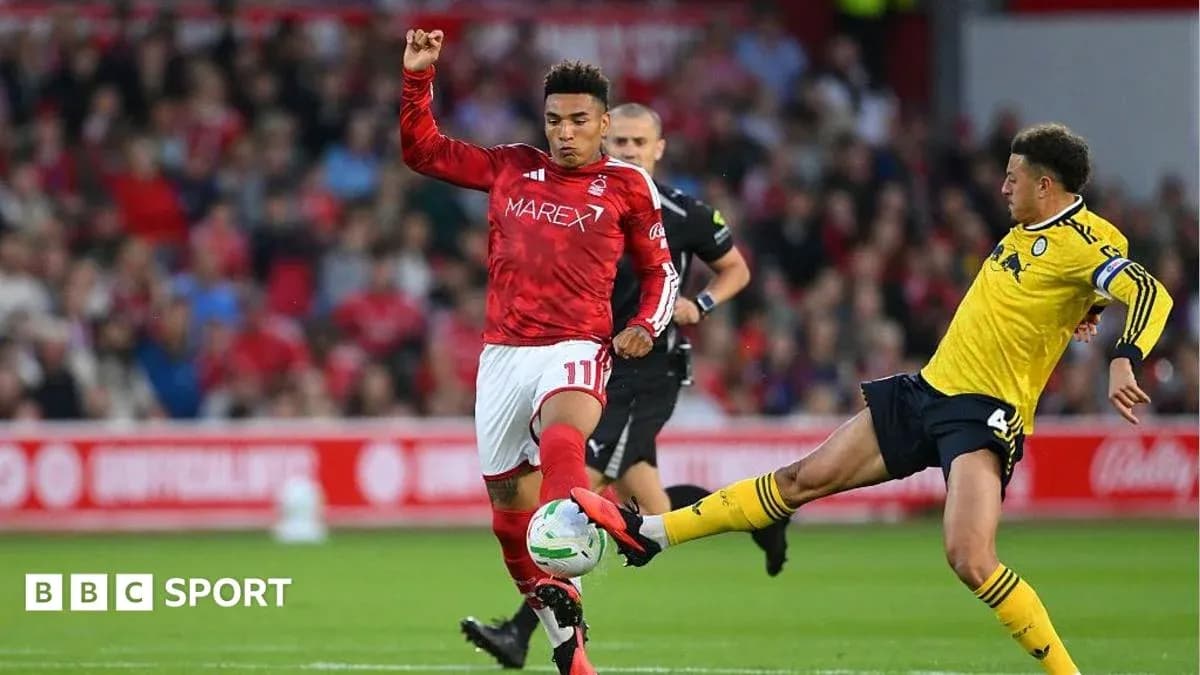 Jugador de Nottingham Forest desafiando a oponente