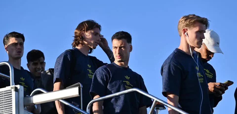 Jugadores saliendo de un avión en el aeropuerto