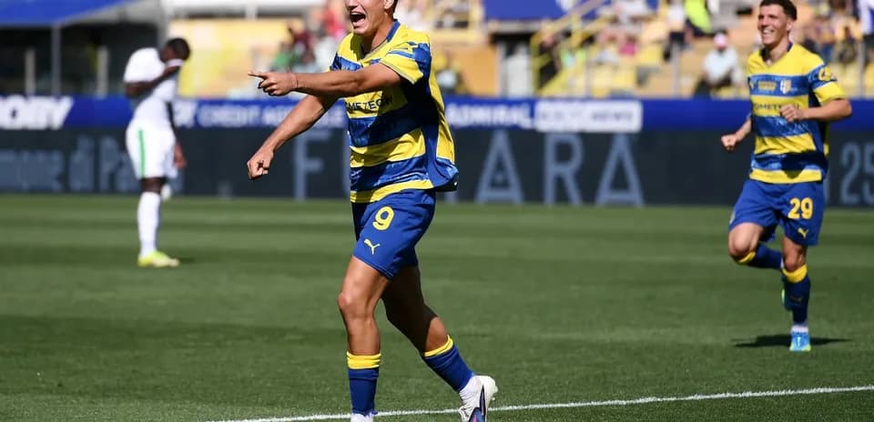 Jugador de Parma celebrando un gol en el campo