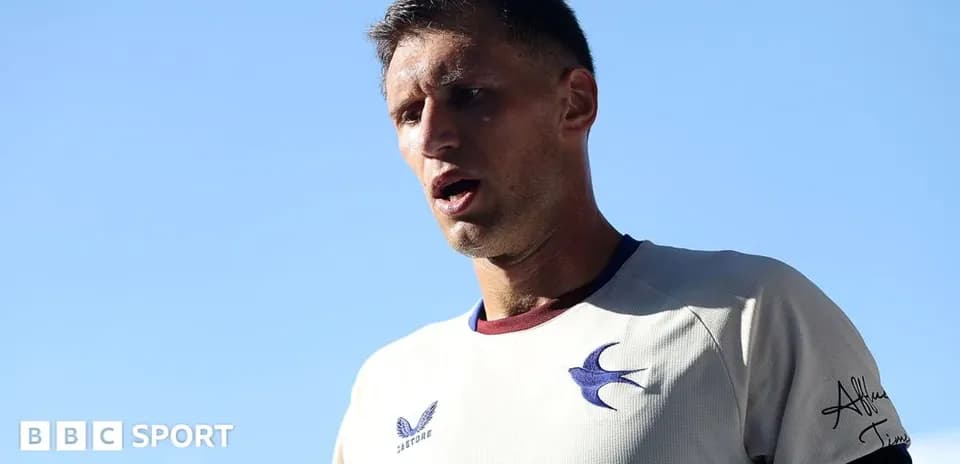 Jugador entrenando con camiseta de su equipo