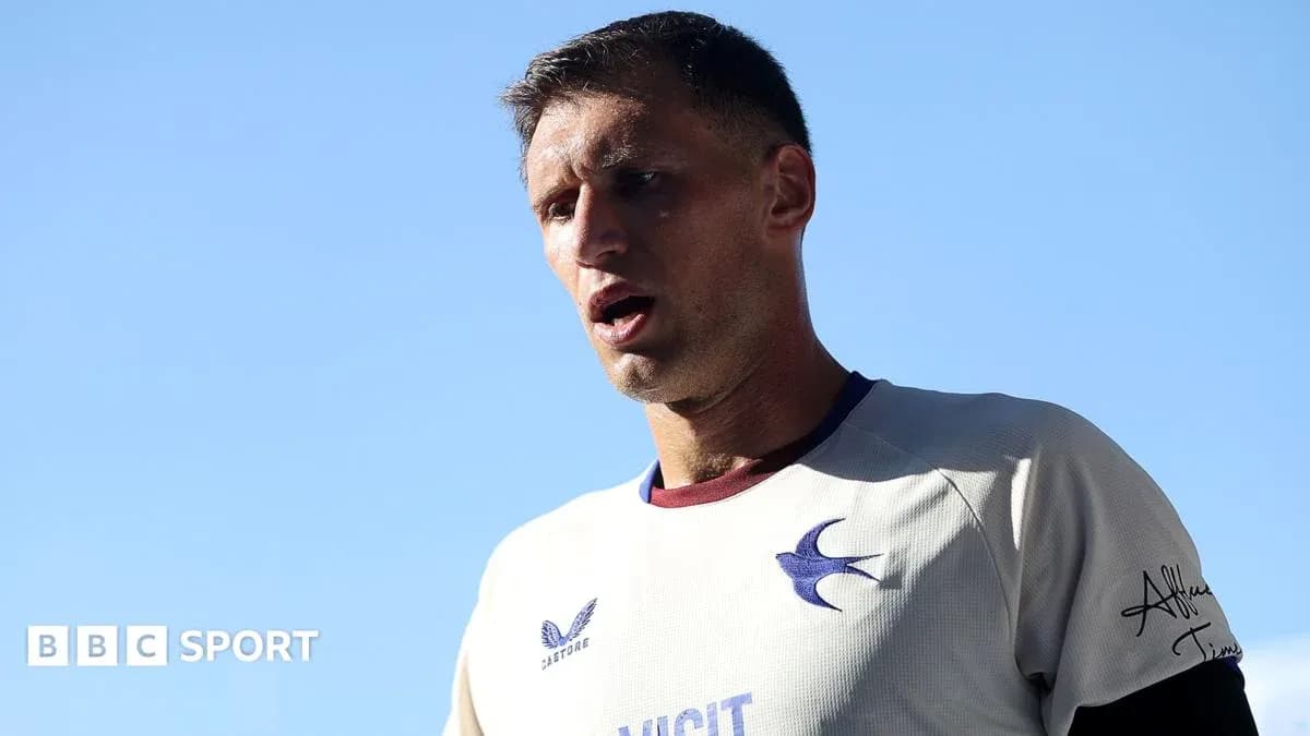 Jugador entrenando con camiseta de su equipo