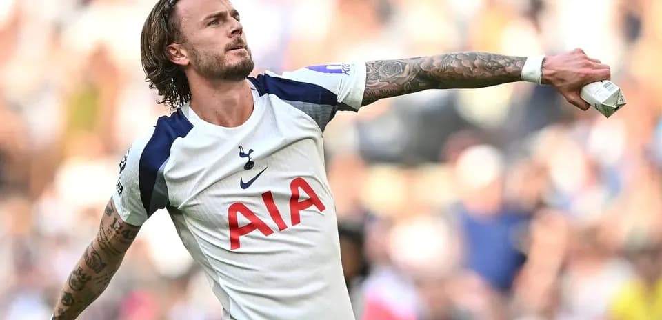 Jugador de Tottenham lanzando una bebida durante el partido