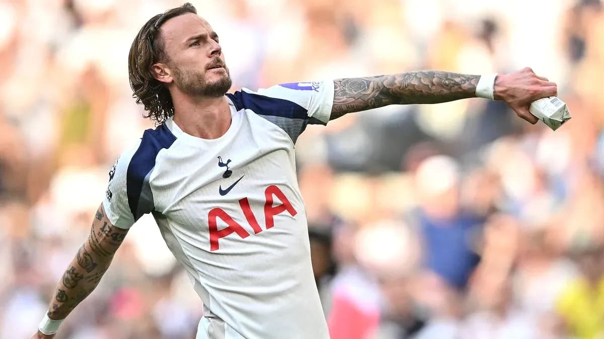 Jugador de Tottenham lanzando una bebida durante el partido