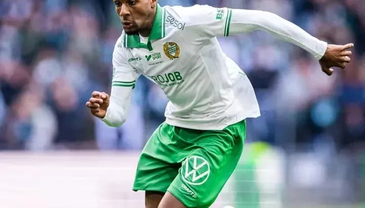 Jugador corriendo con balón durante partido de fútbol