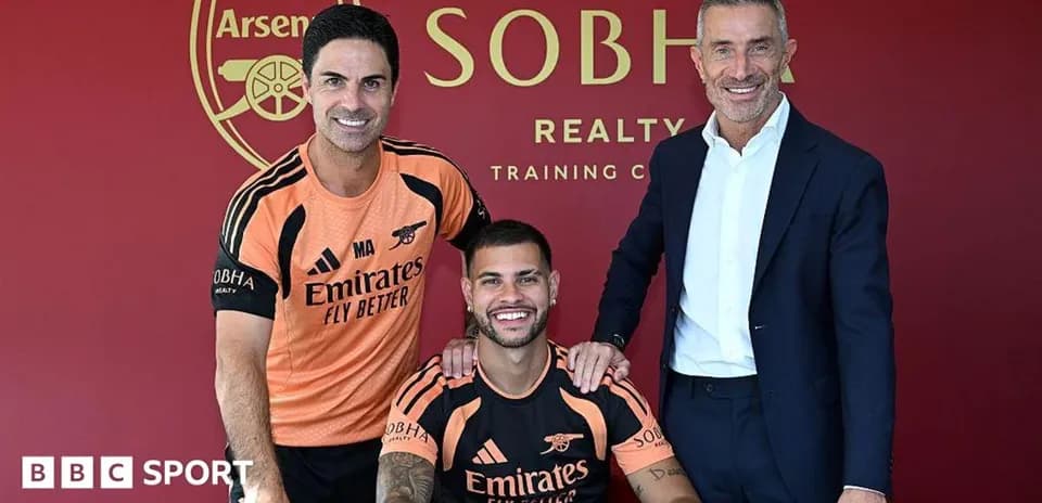 Entrenador y directivos en presentación de jugador