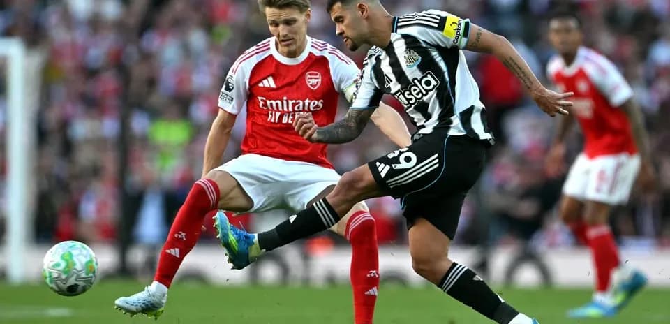 Jugador de Newcastle despejando el balón ante Arsenal