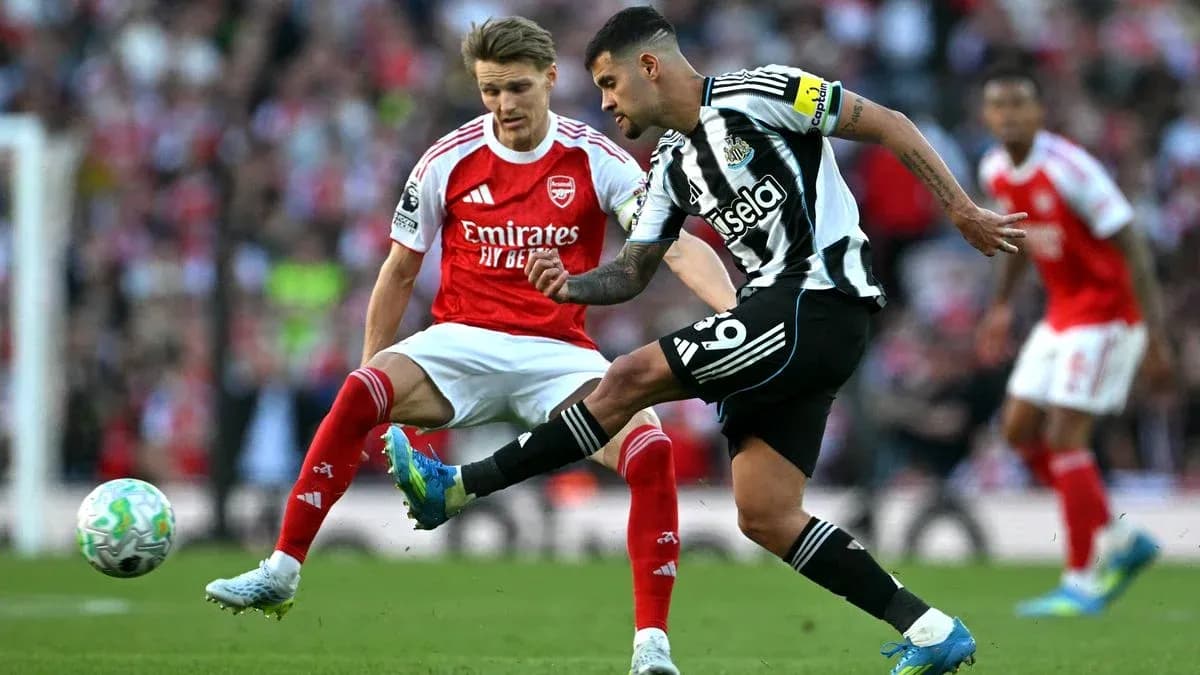 Jugador de Newcastle despejando el balón ante Arsenal