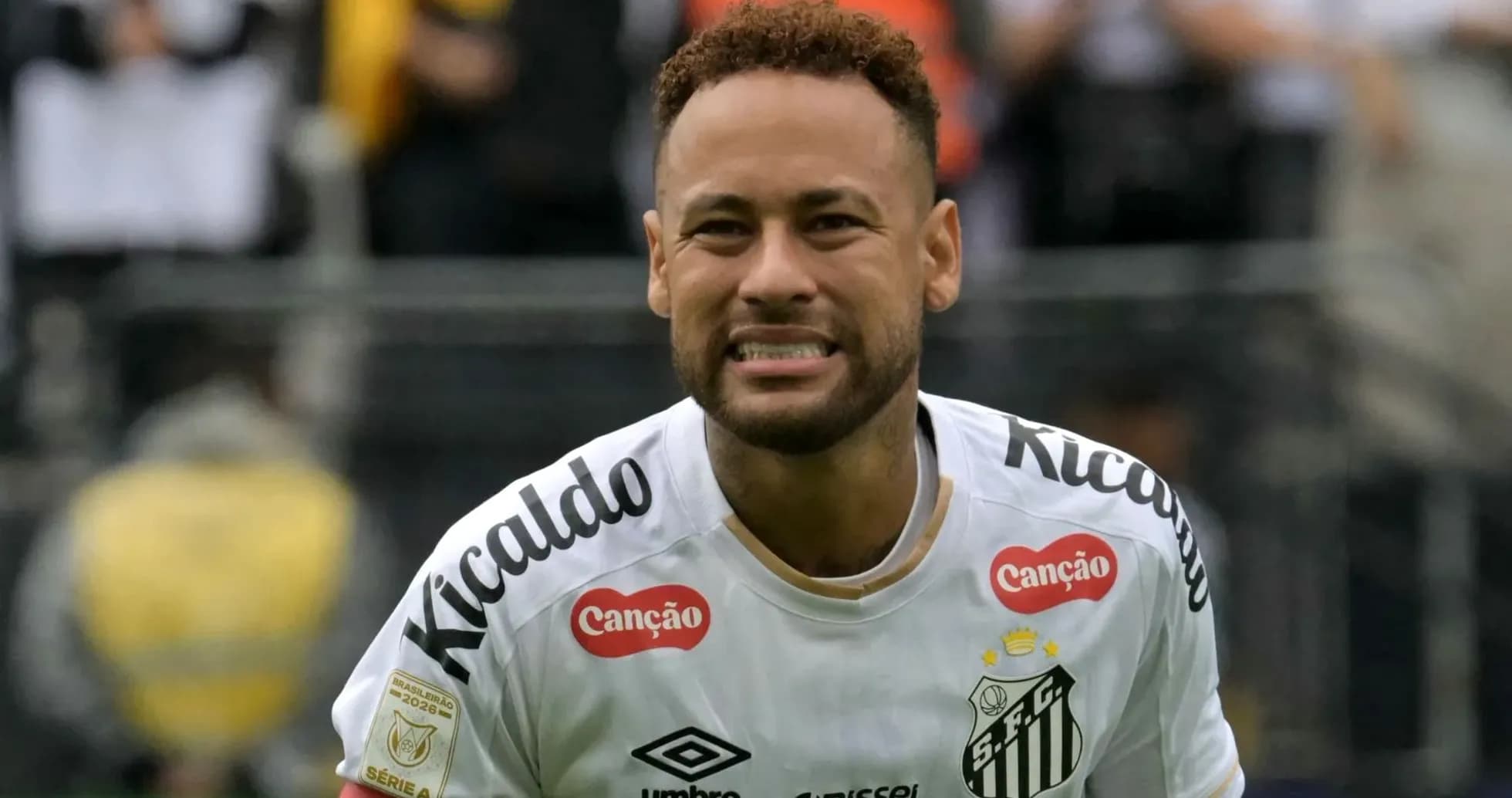 Neymar celebrando en el campo de fútbol
