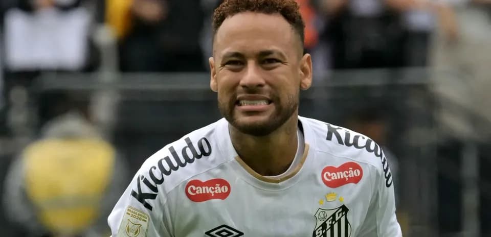 Neymar celebrando en el campo de fútbol