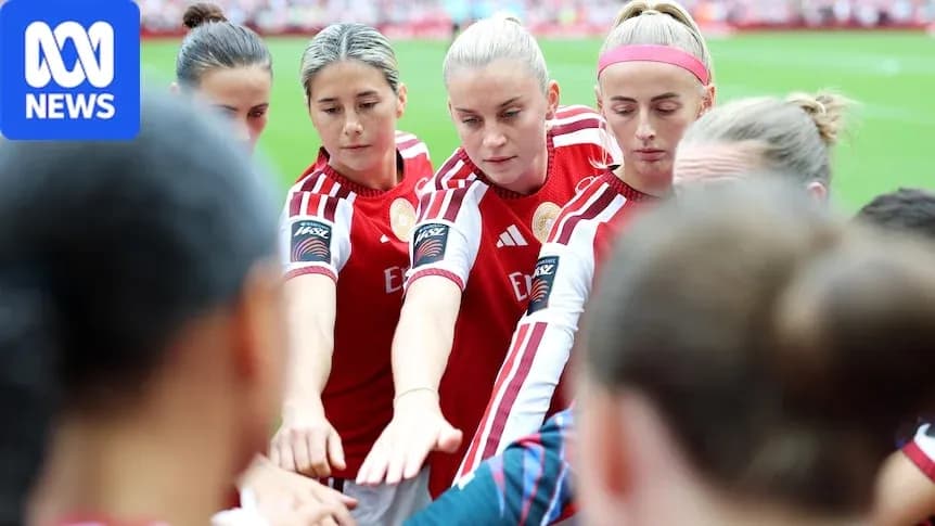 Jugadoras de equipo uniendo manos antes del partido