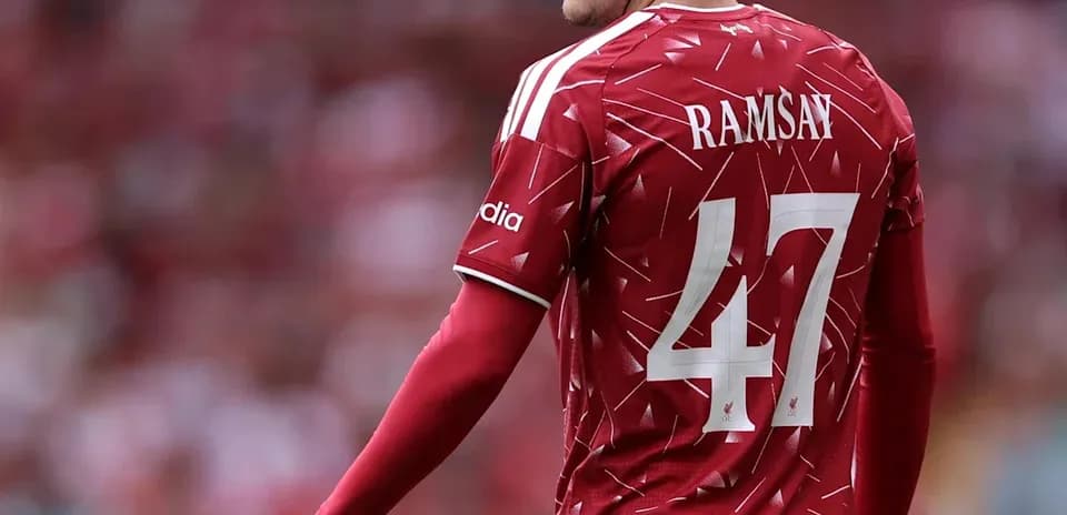 Jugador con camiseta roja en el campo de fútbol