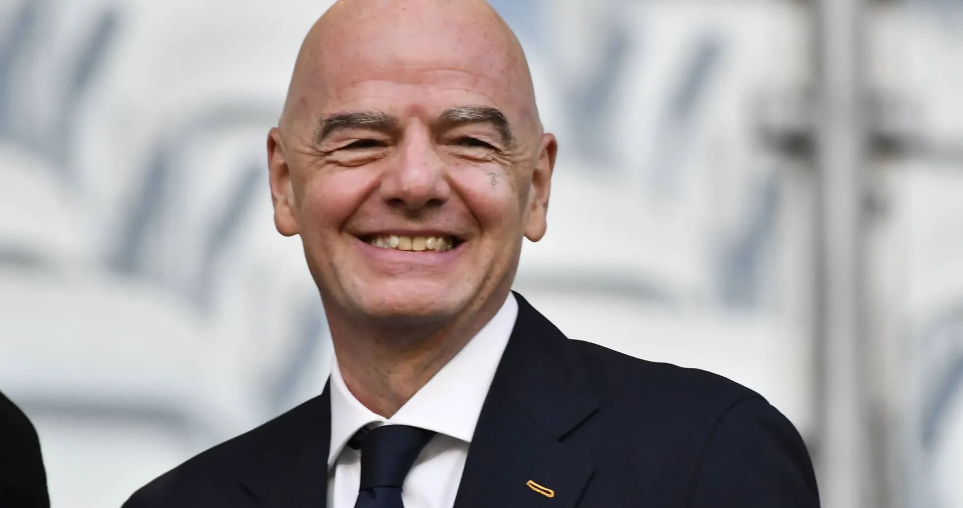 Persona sonriendo en un evento deportivo