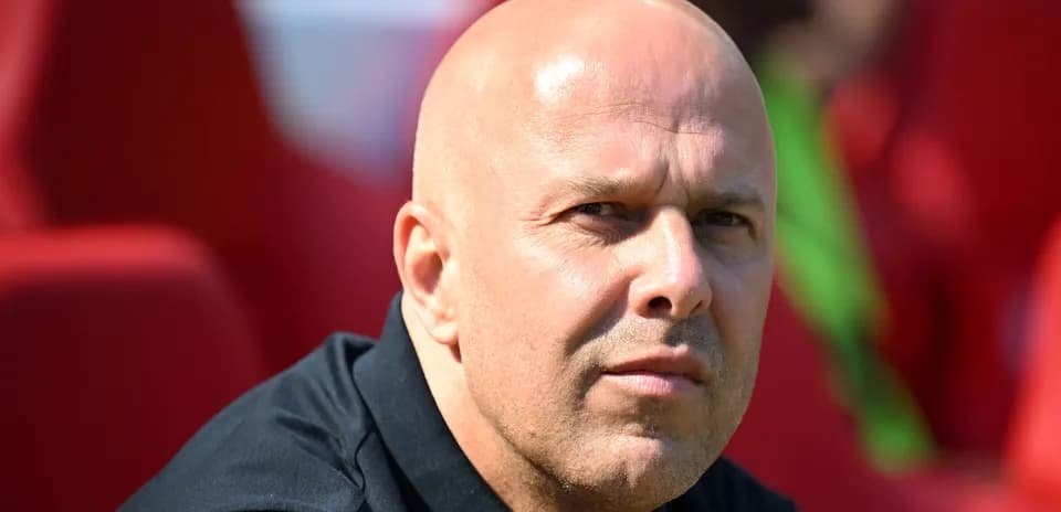 Entrenador sentado en el banquillo del estadio