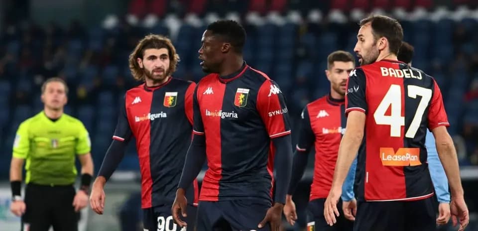Jugadores del Genoa en acción durante el partido