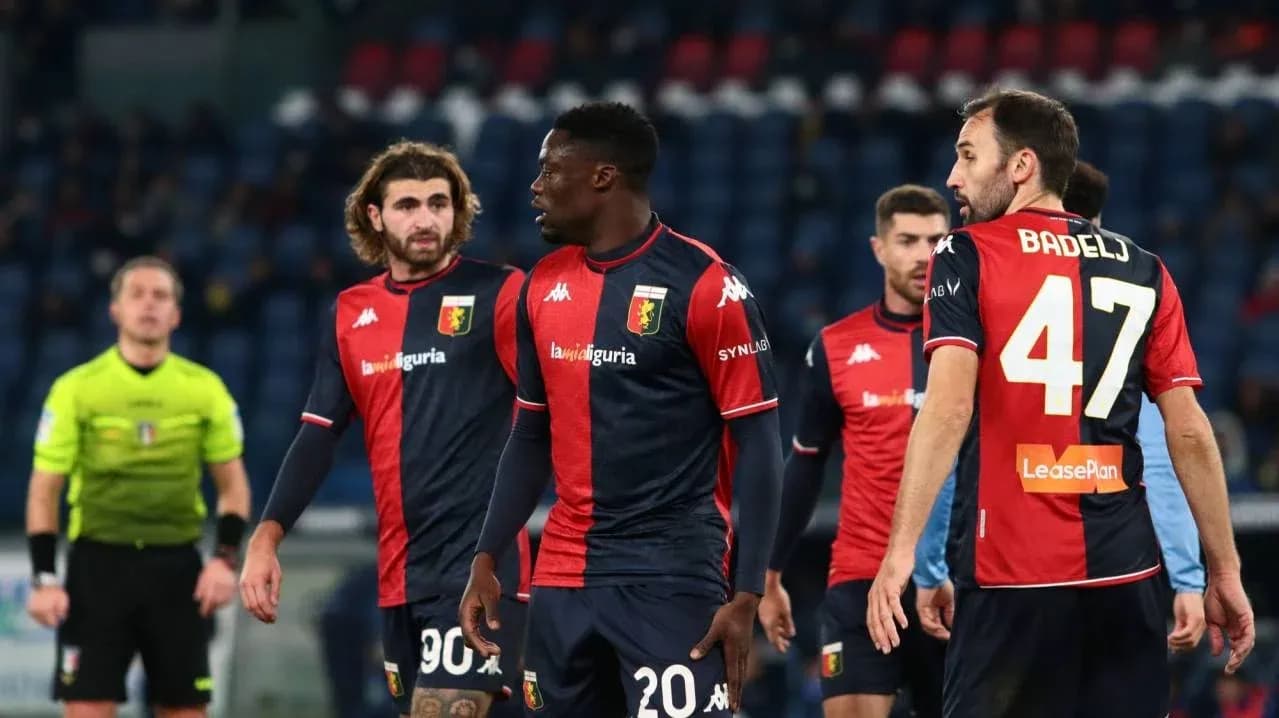 Jugadores del Genoa en acción durante el partido