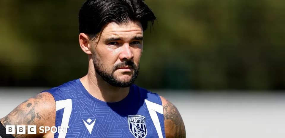 Jugador en entrenamiento con camiseta de West Bromwich Albion