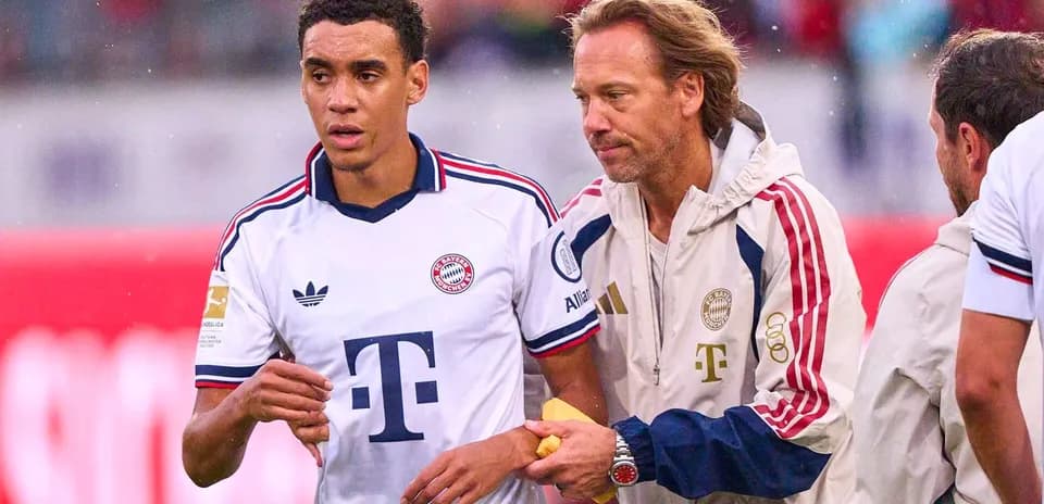 Jugador de Bayern Munich siendo atendido por el personal