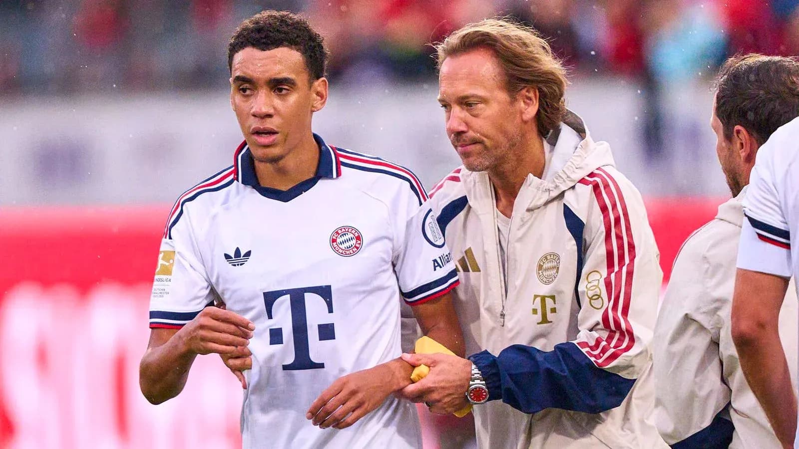 Jugador de Bayern Munich siendo atendido por el personal