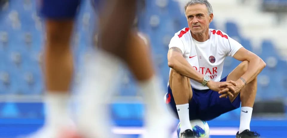 Entrenador sentado durante sesión de entrenamiento